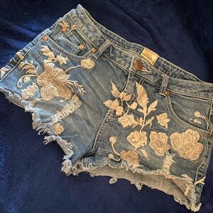 Arden B Denim Floral Embroidered Distressed Women’s Shorts - Blue